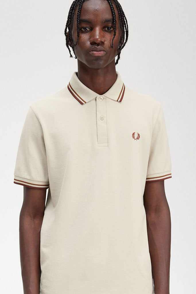 Polo Hombre FRED PERRY TWIN TIPPED MEN SHIRT Wiskey Brown